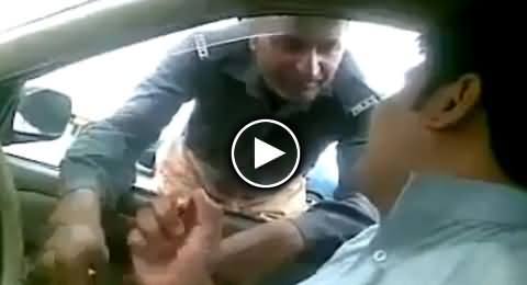 A Police Man Taking Bribe in Front of Camera in Lahore without Any Fear