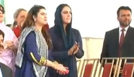 Bakhtawar Bhutto Watching Gadha Gari Race in Sindh Festival with Her Friends