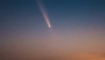 Comet streaking across the sky captured by Chinese astronomy enthusiasts