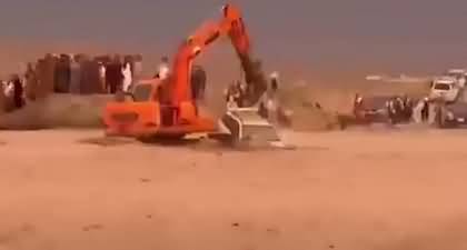 Exclusive video of an excavator rescuing a car in Qilla Abdullah district in Balochistan