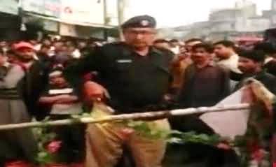 Faisalabad Mein Sub Inspector Ne Sharaab Pi Kar Bazar Mein Badmashi Shuru Kardi