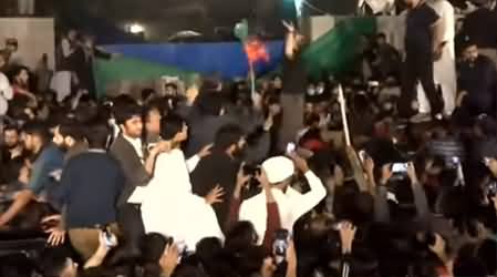 Imran Khan reached Zaman Park, huge crowd welcomed him