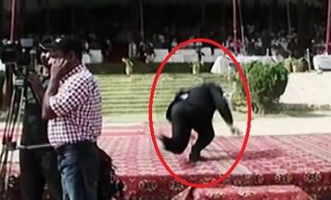 Karachi Commissioner Shoaib Siddiqui Badly Falls on Stage