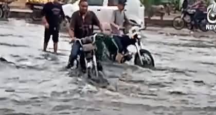 Latest video of roads filled with water after rain in Karachi