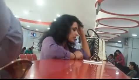 Mere Mobile Par Whatsapp Nahi Chal Raha - Leaked Video of Meera At Mobile Franchise