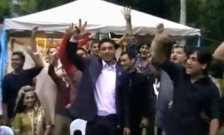 People Watching Imran Khan's Speech and Chanting Go Nawaz Go, Interesting Video