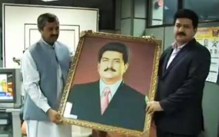 Pir Rehamdar Travelled from Bannu to Islamabad To Present Hand Made Portrait to Hamid Mir