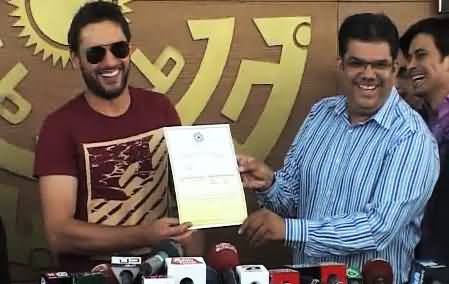 Shahid Afridi Receiving 1 Kanal Plot from Bahria Town and Talking to Media