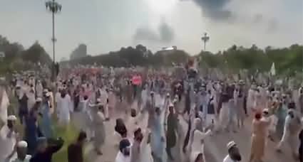 Situation tensed in Islamabad: Religious protesters reached Supreme court breaking all the barriers