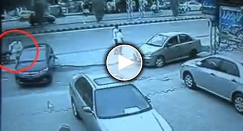 Watch CCTV Footage of Robbery of One Hundred Thousand Dollars in Lahore