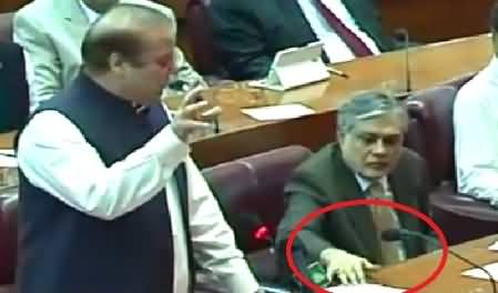 Watch How Ishaq Dar Helping Nawaz Sharif with Parchis During His Speech