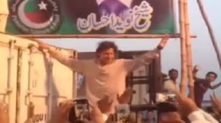 Watch How Warmly Imran Khan Was Welcomed by Kisaan Community At Hafizabad