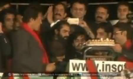 Watch Imran Khan Celebrating 100 Days of Sit-in on Container By Cutting A Cake